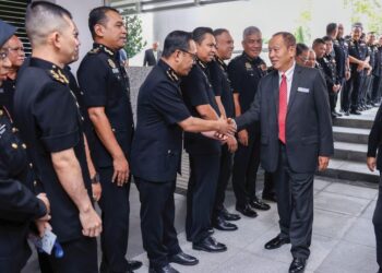 ABD. Halim Aman bersalaman dengan para pegawai ketika hadir melapor diri dan memulakan tugas sebagai Ketua Pesuruhjaya Suruhanjaya Pencegahan Rasuah Malaysia (SPRM) yang baharu.