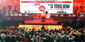 ANWAR Ibrahim berucap di hadapan lebih 9,000 ahli parti komponen ketika menyampaikan amanat
sempena Konvensyen PH 2026 di Pusat Konvensyen Antarabangsa Persada, Johor Bahru, Johor semalam.
– UTUSAN/RAJA JAAFAR ALI