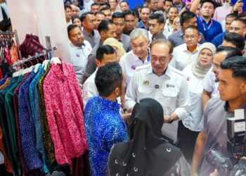 ANWAR Ibrahim melawat reruai pameran ketika Majlis Sambutan 60 Tahun Mara di Dewan Merdeka, Pusat Dagangan Dunia Kuala Lumpur (WTCKL) semalam. Turut mengiringi Perdana Menteri ialah Ahmad Zahid Hamidi dan Pengerusi Mara, Datuk Dr. Asyraf Wajdi Dusuki. – UTUSAN/SADDAM YUSOFF