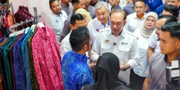 ANWAR Ibrahim melawat reruai pameran ketika Majlis Sambutan 60 Tahun Mara di Dewan Merdeka, Pusat Dagangan Dunia Kuala Lumpur (WTCKL) semalam. Turut mengiringi Perdana Menteri ialah Ahmad Zahid Hamidi dan Pengerusi Mara, Datuk Dr. Asyraf Wajdi Dusuki. – UTUSAN/SADDAM YUSOFF