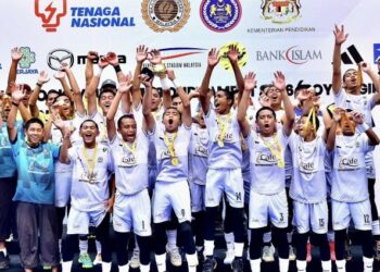 Pahang mempertahankan kejuaraan Hoki Bawah 16 (B16) Kebangsaan selepas menundukkan Selangor 4-2 pada perlawanan akhir di Stadium Hoki Nasional Bukit Jalil, semalam. - IHSAN KHM