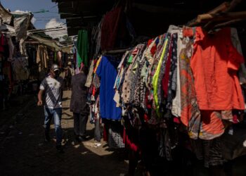 PAKAIAN terpakai dari negara-negara luar amat popular di Kenya. - AFP