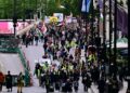 Penunjuk perasaan yang membawa bendera Palestin di London kelmarin. - AFP.