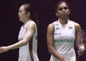 Pearly Tan- M Thinaah tewas kepada beregu Thailand, Benyapa Aimsaard-Nuntakarn Aimsaard dari Thailand pada Kejohanan Terbuka Singapura di Kallang, semalam. - AFP
