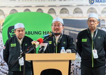 MUSTAKIM Mohamad  menyampaikan ucapan dalam Majlis Perhimpunan Petugas Haji di Mekah, semalam.