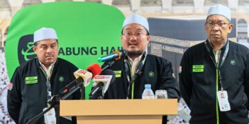 MUSTAKIM Mohamad menyampaikan ucapan dalam Majlis Perhimpunan Petugas Haji di Mekah, semalam.