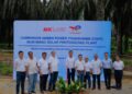 FRANKIE Chai (lima dari kanan) bersama rakan strategik global dan pasukan pengurusan Citra Energies pada majlis Penutupan Kewangan projek loji solar PV 29.99MWac di Mukim Padang Meha, Kulim, Kedah baru-baru ini.