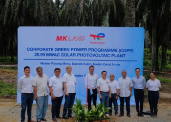 FRANKIE Chai (lima dari kanan) bersama rakan strategik global dan pasukan pengurusan Citra Energies pada majlis Penutupan Kewangan projek loji solar PV 29.99MWac di Mukim Padang Meha, Kulim, Kedah baru-baru ini.