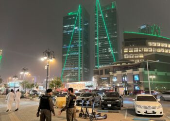 ANGGOTA polis mengawal di sepanjang Jalan Komersial Tahlia di Riyadh, bulan lalu. - AFP