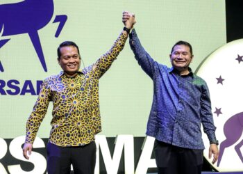 MOHD. Rafizi Ramli (kanan) dan Nik Nazmi Nik Ahmad mengangkat tangan semasa Majlis Pengumuman
Hala Tuju Politik di PJ Performing Arts Center, Selangor semalam. – UTUSAN/FARIZ RUSADIO
