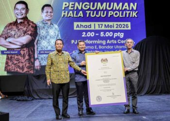 PENGASAS Parti Bersama Malaysia, Tan Gin Theam (kanan) menyerahkan sijil pendaftaran Parti Bersama Malaysia kepada Rafizi Ramli (tengah) pada Pengumuman Hala Tuju Politik Rafizi dan Nik Nazmi di Petaling Jaya. - UTUSAN/FARIZ RUSADIO