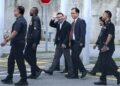 RAFIZI Ramli melambai ketika hadir bersama peguamnya di Ibu Pejabat SPRM, Putrajaya bagi memberi keterangan berhubung salah guna kuasa dan penyelewengan. – UTUSAN/AMIR KHALID