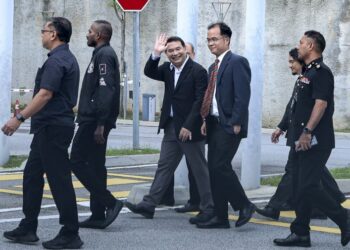 RAFIZI Ramli melambai ketika hadir bersama peguamnya di Ibu Pejabat SPRM, Putrajaya bagi memberi keterangan berhubung salah guna kuasa dan penyelewengan. – UTUSAN/AMIR KHALID