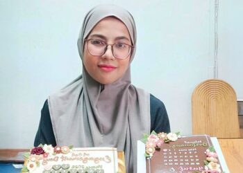 RAJA Nor Azizah Raja Musa menunjukkan kek kalendar yang dihasilkannya.