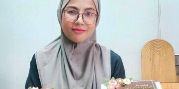 RAJA Nor Azizah Raja Musa menunjukkan kek kalendar yang dihasilkannya.