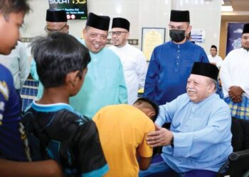 TUANKU Syed Sirajuddin Jamalullail bersama rakyat jelata.