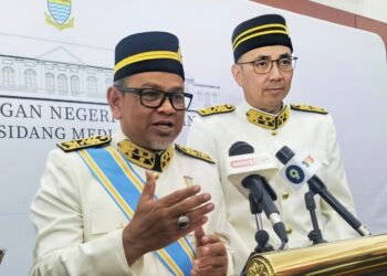RASHIDI Zinol (kiri) ketika ditemui pemberita di Bangunan Dewan Undangan Negeri (DUN) Pulau Pinang, hari ini. - UTUSAN/SAFINA RAMLI