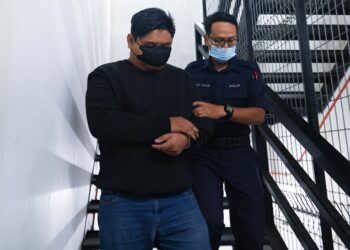 MOHAMAD Al Amzar Dualali didenda RM5,000 oleh Mahkamah Sesyen Ipoh selepas mengaku bersalah menerima suapan berjumlah RM500, tahun lalu.