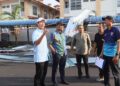 MOHAMAD Dziauddin Mat Saad (tengah) bersama Reezal Merican Naina Merican (dua dari kiri) ketika meninjau kerosakan yang berlaku susulan kejadian ribut petang semalam di SMK Datuk Haji Abdul Kadir di Kepala Batas, Pulau Pinang.-UTUSAN/DANIAL SAAD