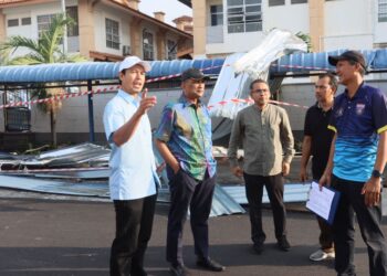MOHAMAD Dziauddin Mat Saad (tengah) bersama Reezal Merican Naina Merican (dua dari kiri) ketika meninjau kerosakan yang berlaku susulan kejadian ribut petang semalam di SMK Datuk Haji Abdul Kadir di Kepala Batas, Pulau Pinang.-UTUSAN/DANIAL SAAD