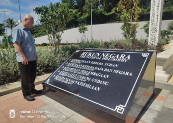RONNIE Liu Tian Khiew sewaktu  mengakui tersentuh selepas membaca semula Rukun Negara di Dataran Selangor, hari ini.
