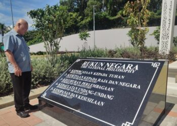 RONNIE Liu Tian Khiew sewaktu  mengakui tersentuh selepas membaca semula Rukun Negara di Dataran Selangor, hari ini.