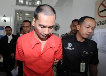 ROSMAINI Abd. Raof dibawa ke mahkamah bagi permohonan pergantungan hukuman penjara yang dihadapinya atas pertuduhan menyebabkan kecederaan parah keatas isterinya sehingga koma di Mahkamah Tinggi Johor Bahru, semalam. - UTUSAN/RAJA JAAFAR ALI