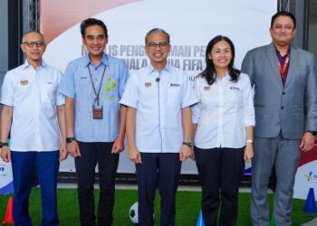 Fahmi Fadzil bersama , Ashwad Ismail (tiga dari kiri) pada majlis pengumuman penaja Piala Dunia FIFA 2026 di Angkasapuri, Kuala Lumpur, hari ini. - UTUSAN/SADDAM YUSOFF