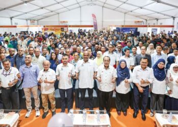 R. RAMANAN (tengah) pada Sambutan Hari Pekerja Peringkat Kebangsaan 2026, UNIFI Arena, Bukit Jalil, Kuala Lumpur, semalam.