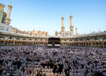 GAMBAR fail umat Islam bersolat sunat Hari Raya Aidiladha di depan Kaabah, Mekah. - AFP