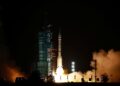 ROKET yang membawa kapal angkasa Shenzhou-23 berlepas semalam. - AFP.