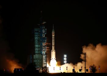 ROKET yang membawa kapal angkasa Shenzhou-23 berlepas semalam. - AFP.