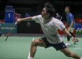 Arif Junaidi dan Yap Roy King menguji gelanggang sebelum Kejohanan Badminton Malaysia Masters di Unifi Arena, Bukit Jalil, kelmarin. - UTUSAN/MUHAMAD IQBAL ROSLI