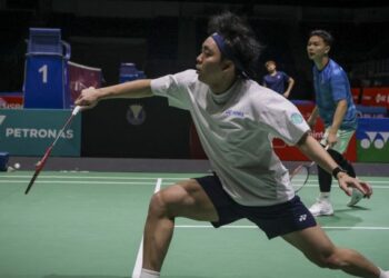 Arif Junaidi dan Yap Roy King menguji gelanggang sebelum Kejohanan Badminton Malaysia Masters di Unifi Arena, Bukit Jalil, kelmarin. - UTUSAN/MUHAMAD IQBAL ROSLI