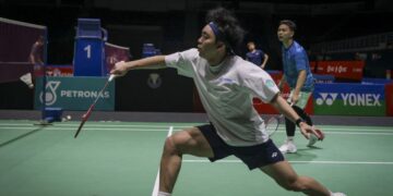 Arif Junaidi dan Yap Roy King menguji gelanggang sebelum Kejohanan Badminton Malaysia Masters di Unifi Arena, Bukit Jalil, kelmarin. - UTUSAN/MUHAMAD IQBAL ROSLI