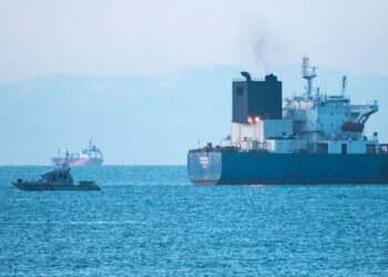 GAMBAR fail sebuah kapal tangki minyak (kanan) yang mempunyai kaitan dengan Russia. - AFP