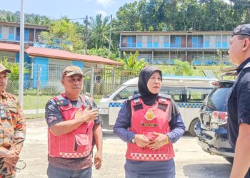 SAYANI Saidon (dua dari kiri) melakukan tinjauan di Pusat Kawalan Bomba, Surau At-Taqwa Stesen Janakuasa Sultan Idris II Woh, Tapah hari ini.