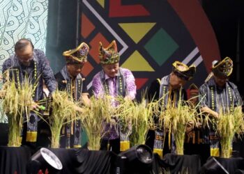 Ketua Menteri Sabah, Datuk Seri Hajiji Noor melancarkan gimik pelancaran Majlis Pelancaran Pesta Kaamatan Peringkat Negeri Sabah di Dewan Masyarakat Papar