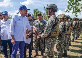 ANWAR Ibrahim melawat Pos Dogotan di Pulau Banggi, Kudat, sebuah pos keselamatan penting berhampiran perairan sempadan Filipina di utara Sabah. Foto PEJABAT PERDANA MENTERI