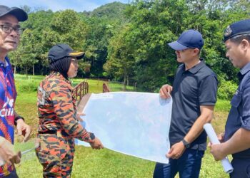 AZLIZA Ahmad (dua dari kiri) semasa operasi mencari dan dan menyelamat remaja perempuan yang hilang ketika mendaki Bukit Changkat Asa di Tanjung Malim.