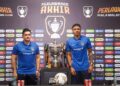Ketua Jurulatih JDT FC, Xisco Munoz (kiri) dan pemain JDT FC, Bergson da Silva ketika bergambar selepas sidang media Pra-Perlawanan Akhir Piala Malaysia menentang Kuching City FC di Stadium Bukit Jalil di sini, semalam. Gambar ISKANDAR ISHAK