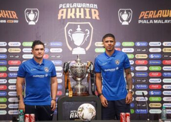 Ketua Jurulatih JDT FC, Xisco Munoz (kiri) dan pemain JDT FC, Bergson da Silva ketika bergambar selepas sidang media Pra-Perlawanan Akhir Piala Malaysia menentang Kuching City FC di Stadium Bukit Jalil di sini, semalam. Gambar ISKANDAR ISHAK