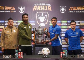 Ketua Jurulatih Kuching City FC, Aidil Sharin (kiri), Ketua Pasukan Kuching City FC, James Okwuosa (dua dari kiri), Ketua Jurulatih JDT FC, Xisco Munoz (kanan) dan pemain JDT FC, Bergson da Silva (dua dari kanan) ketika bergambar selepas sidang media Pra-Perlawanan Akhir Piala Malaysia di Stadium Bukit Jalil, semalam. Gambar ISKANDAR ISHAK