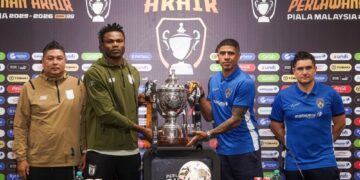 Ketua Jurulatih Kuching City FC, Aidil Sharin (kiri), Ketua Pasukan Kuching City FC, James Okwuosa (dua dari kiri), Ketua Jurulatih JDT FC, Xisco Munoz (kanan) dan pemain JDT FC, Bergson da Silva (dua dari kanan) ketika bergambar selepas sidang media Pra-Perlawanan Akhir Piala Malaysia di Stadium Bukit Jalil, semalam. Gambar ISKANDAR ISHAK