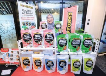 SOFEA Chan Abdullah menunjukkan produk snek Popyummy keluarannya baru-baru ini.