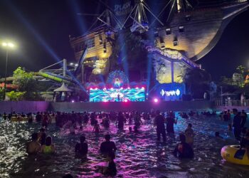 alunan muzik dan limpahan lampu yang dipersembahkan membangkitkan suasana pesta sebaik sahaja acara bermula.