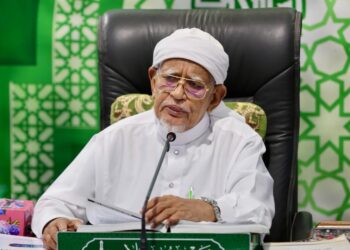 ABDUL Hadi Awang menyampaikan kuliah duha di Masjid Rusila, Marang, Terengganu. - UTUSAN/PUQTRA HAIRRY