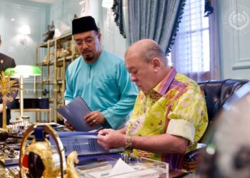 YANG di-Pertuan Agong, Sultan Ibrahim berkenan menerima persembahan laporan pembinaan lima masjid baharu di Johor dalam sesi mengadap yang berlangsung di Istana Pasir Pelangi, hari ini. FACEBOOK SULTAN IBRAHIM