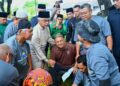 AL-Sultan Abdullah Ri’ayatuddin Al-Mustafa Billah Shah berkenan menyaksikan ibadah korban di pekarangan Masjid Tengku Ampuan Afzan di Kuantan, Pahang.
