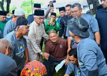 AL-Sultan Abdullah Ri’ayatuddin Al-Mustafa Billah Shah berkenan menyaksikan ibadah korban di pekarangan Masjid Tengku Ampuan Afzan di Kuantan, Pahang.